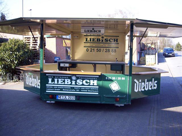 Der Liebisch-Ausschankwagen mit aufgeklappter Theke und Zapfhähnen