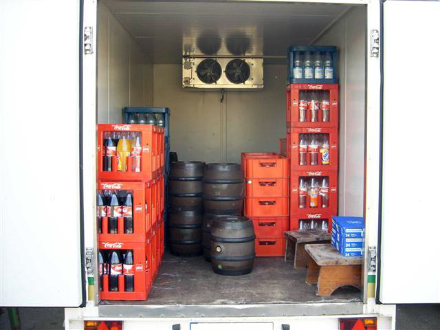Blick in einen beladenen Liebisch-Kühlwagen mit Getränkekästen und Bierfässern